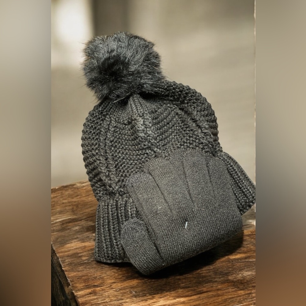 Winter Essential Hat & Gloves Set Made With Recycled Fibers NWT - Picture 3 of 4